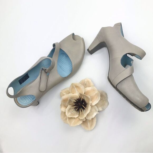 Tsubo Tan Open Toe Heeled Sandals - Picture 2 of 11